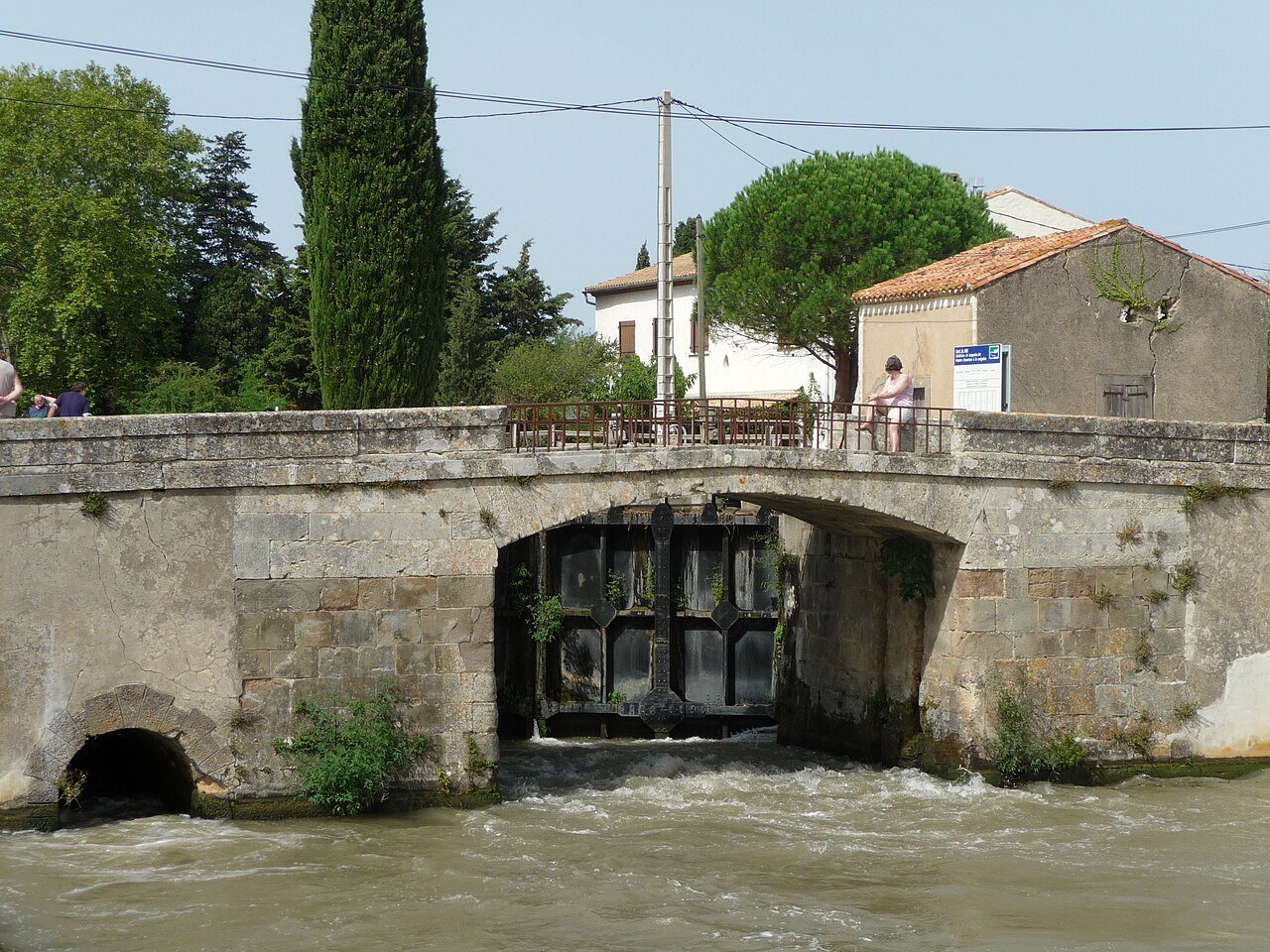 Ecluse sur le Canal du Midi à Homps